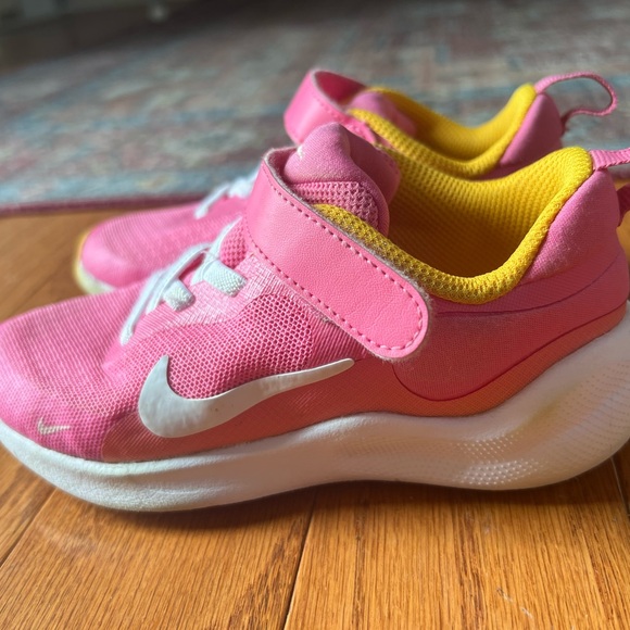 EUC Nike Revolution Girls Shoe - Picture 4 of 6